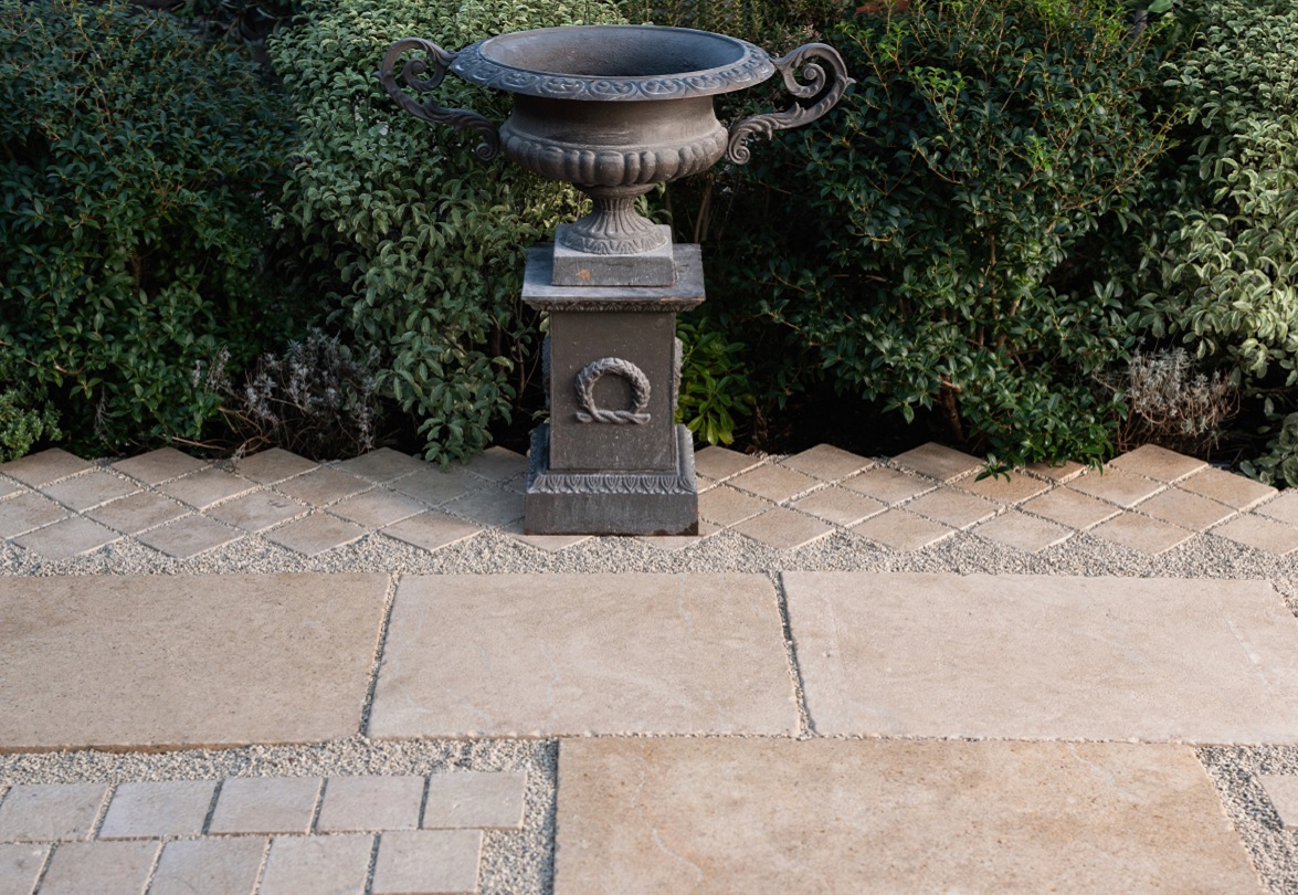 Outside Flagstone with 15cm x 15cm Courtyard Cobbles